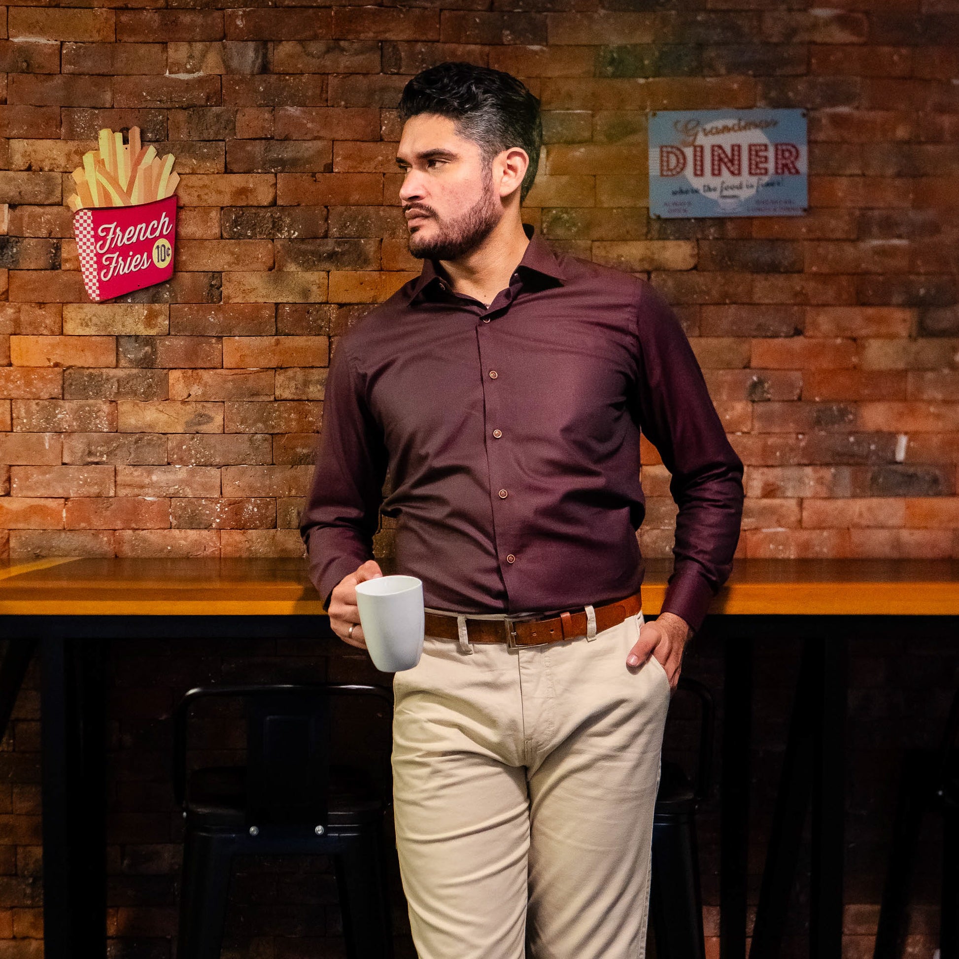 Khaki Pants Camisa Negra Hombrecombinacion Traje Camisa Guinda